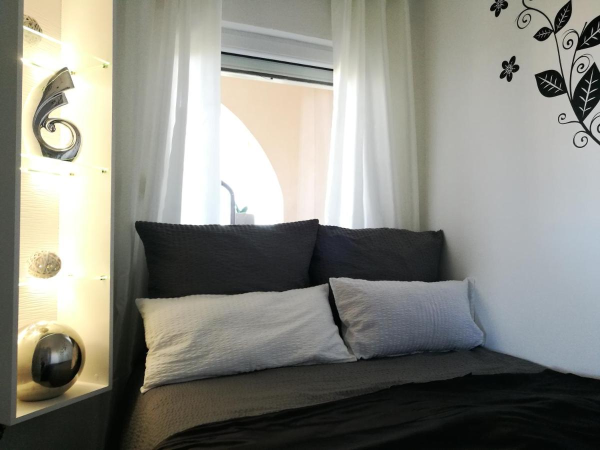 Villa Meli - Apartments Mit Meerblick Medulin Exteriör bild