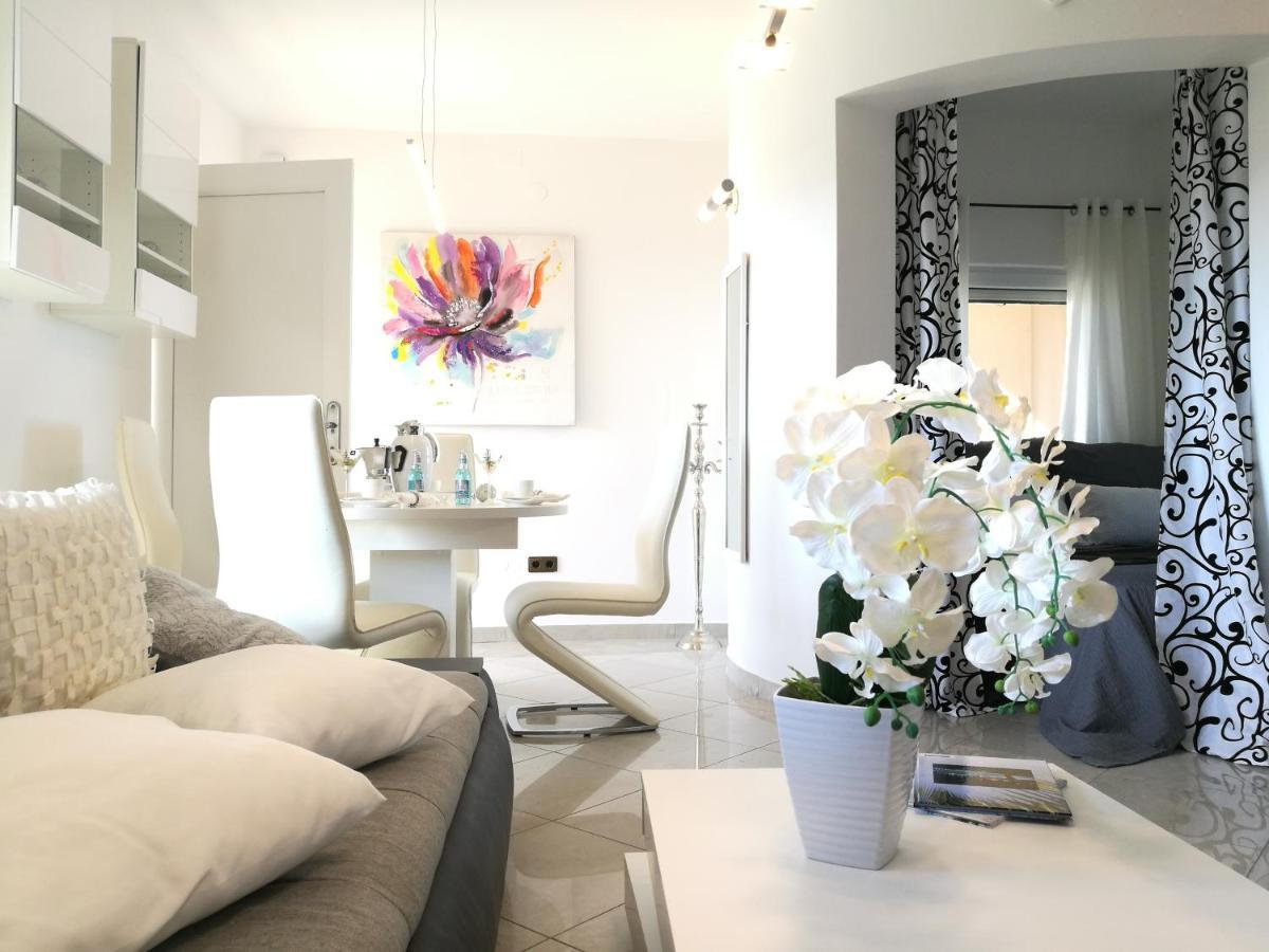 Villa Meli - Apartments Mit Meerblick Medulin Exteriör bild