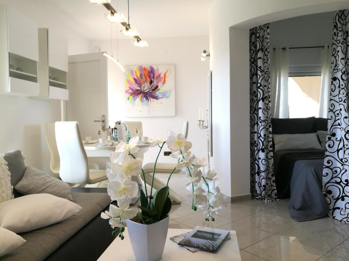 Villa Meli - Apartments Mit Meerblick Medulin Exteriör bild