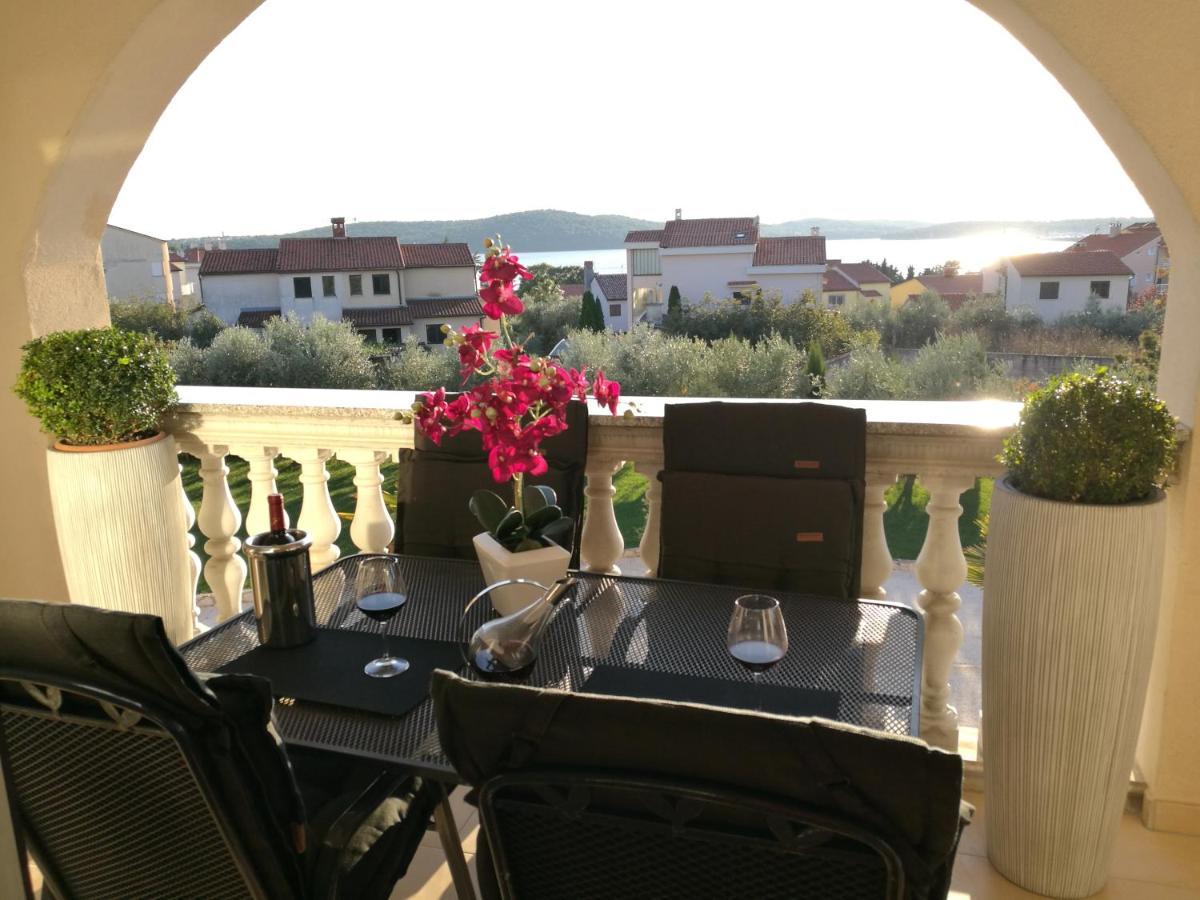 Villa Meli - Apartments Mit Meerblick Medulin Exteriör bild