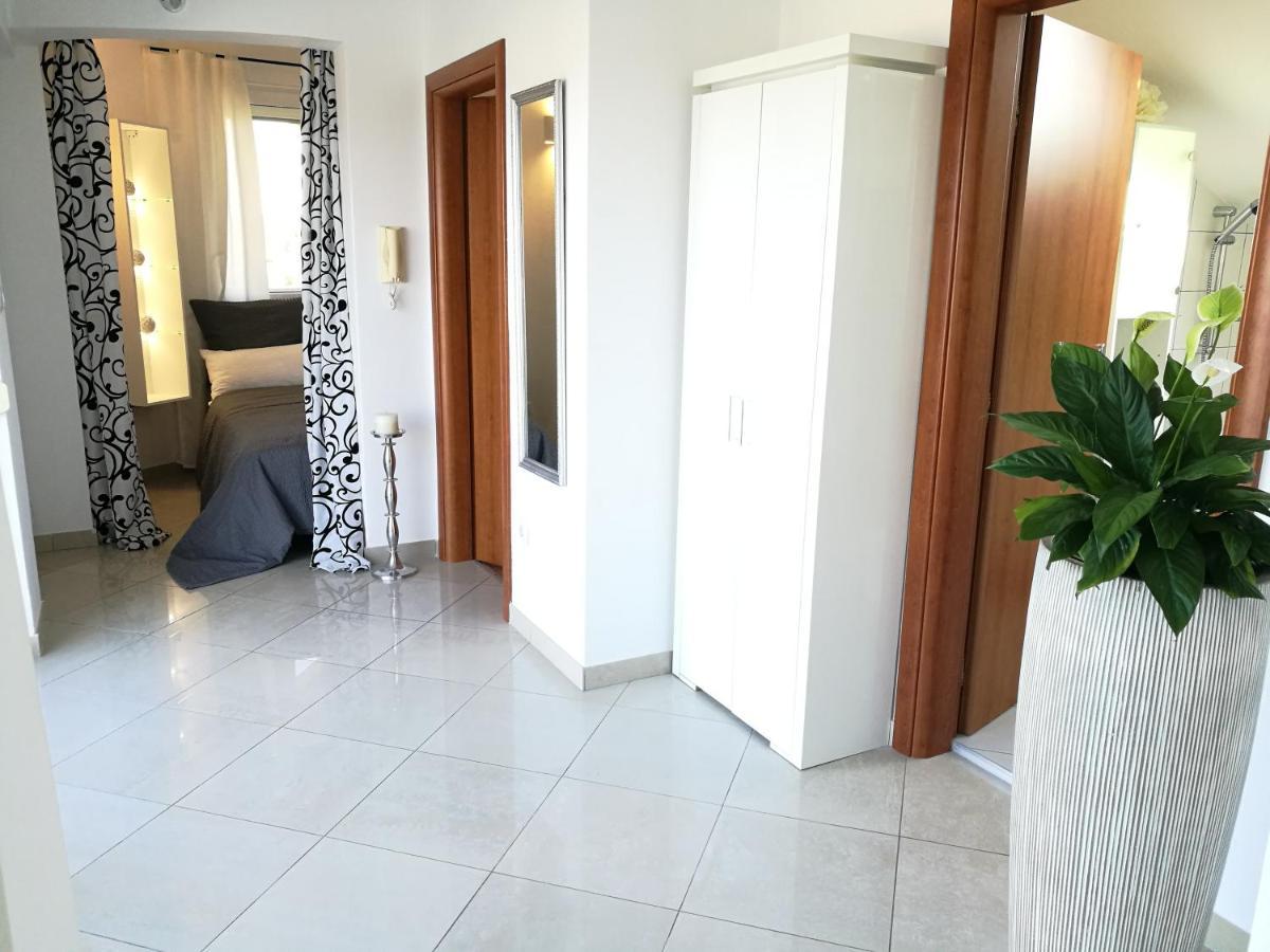 Villa Meli - Apartments Mit Meerblick Medulin Exteriör bild