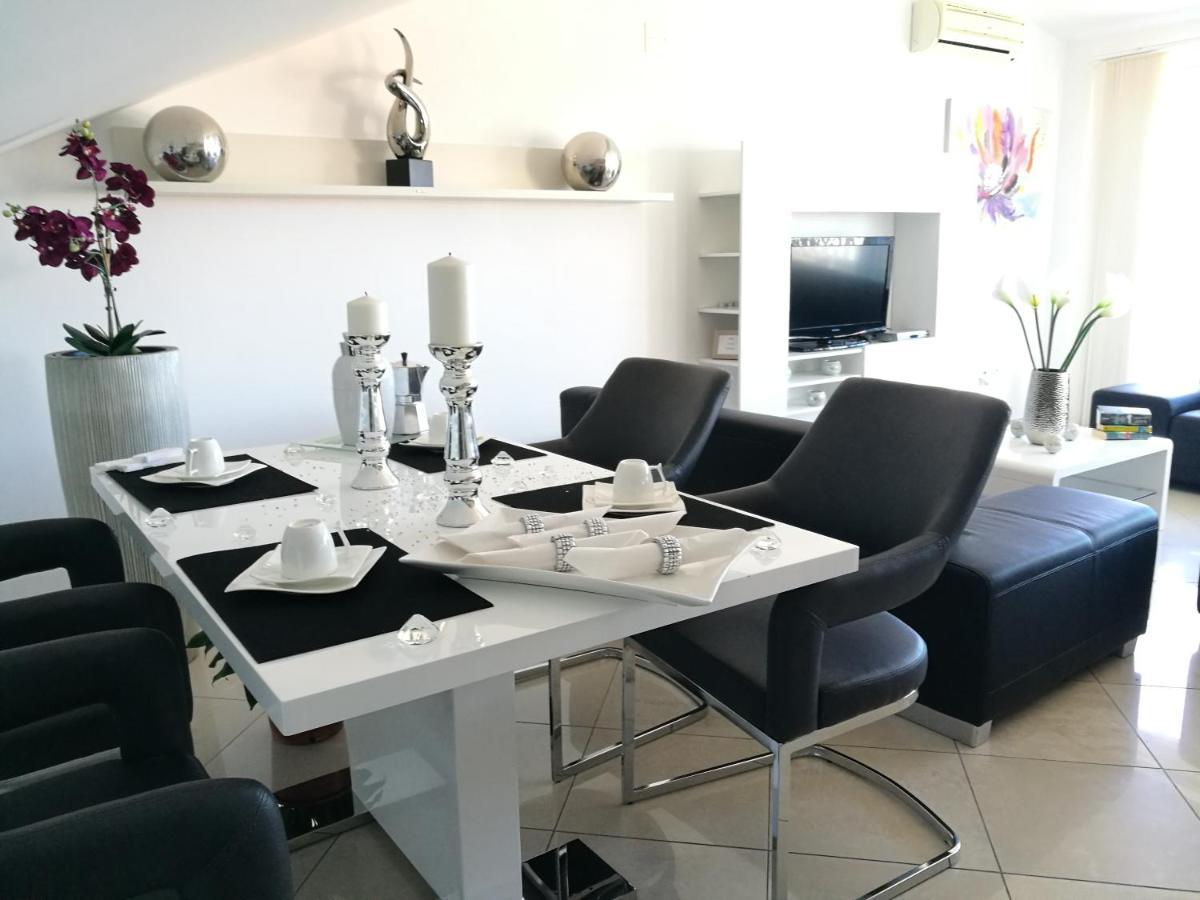 Villa Meli - Apartments Mit Meerblick Medulin Exteriör bild