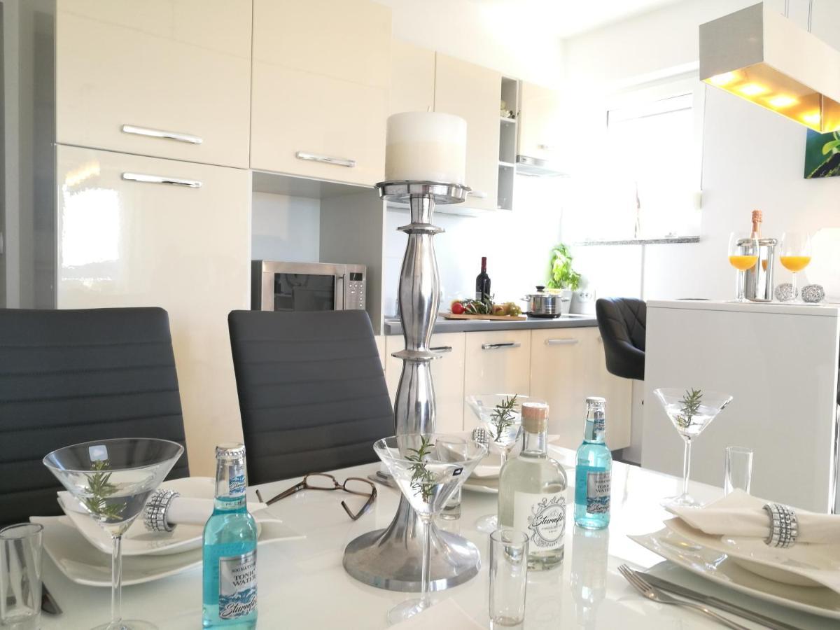 Villa Meli - Apartments Mit Meerblick Medulin Exteriör bild