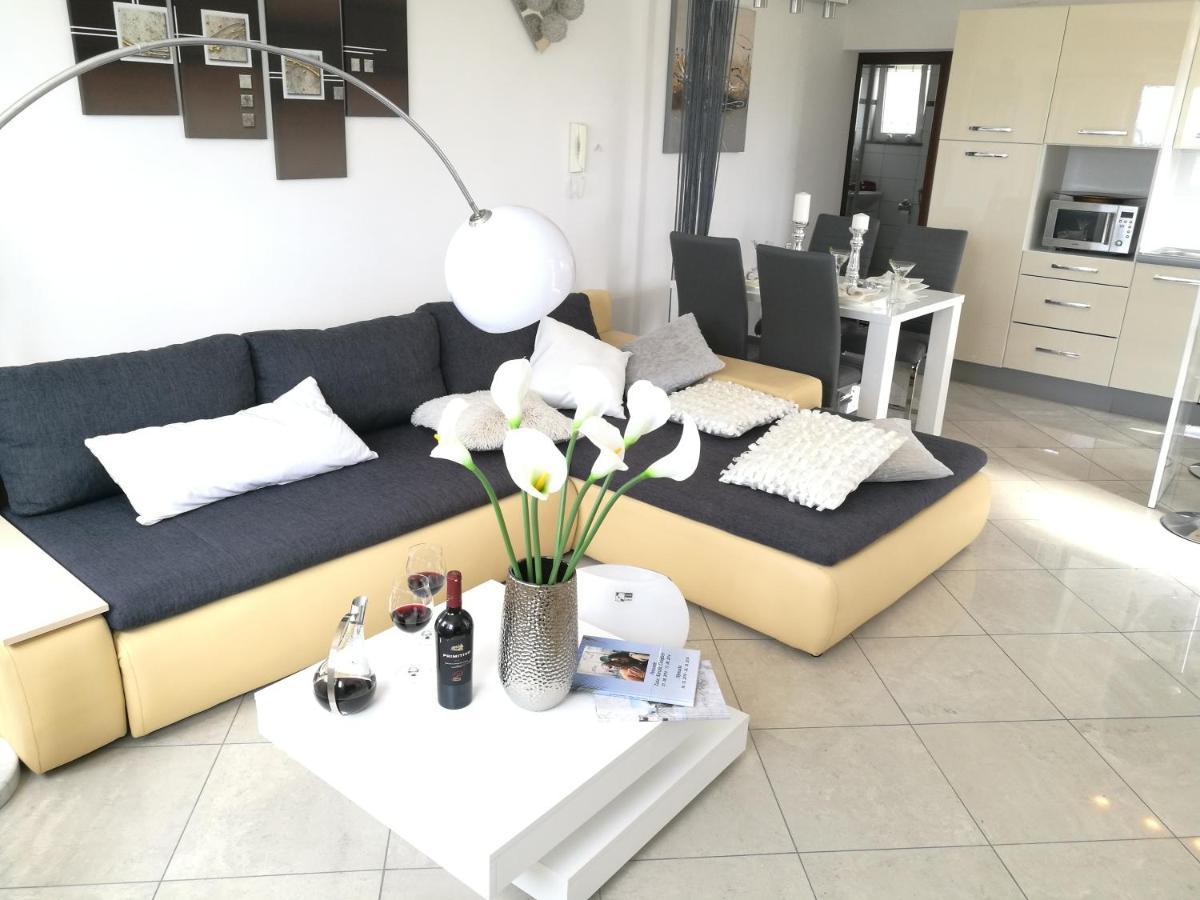 Villa Meli - Apartments Mit Meerblick Medulin Exteriör bild