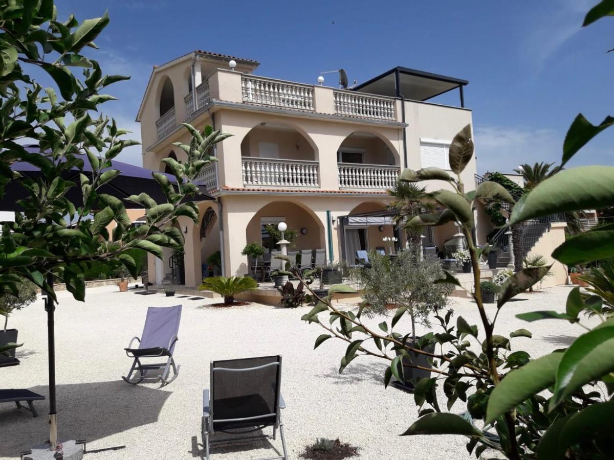Villa Meli - Apartments Mit Meerblick Medulin Exteriör bild