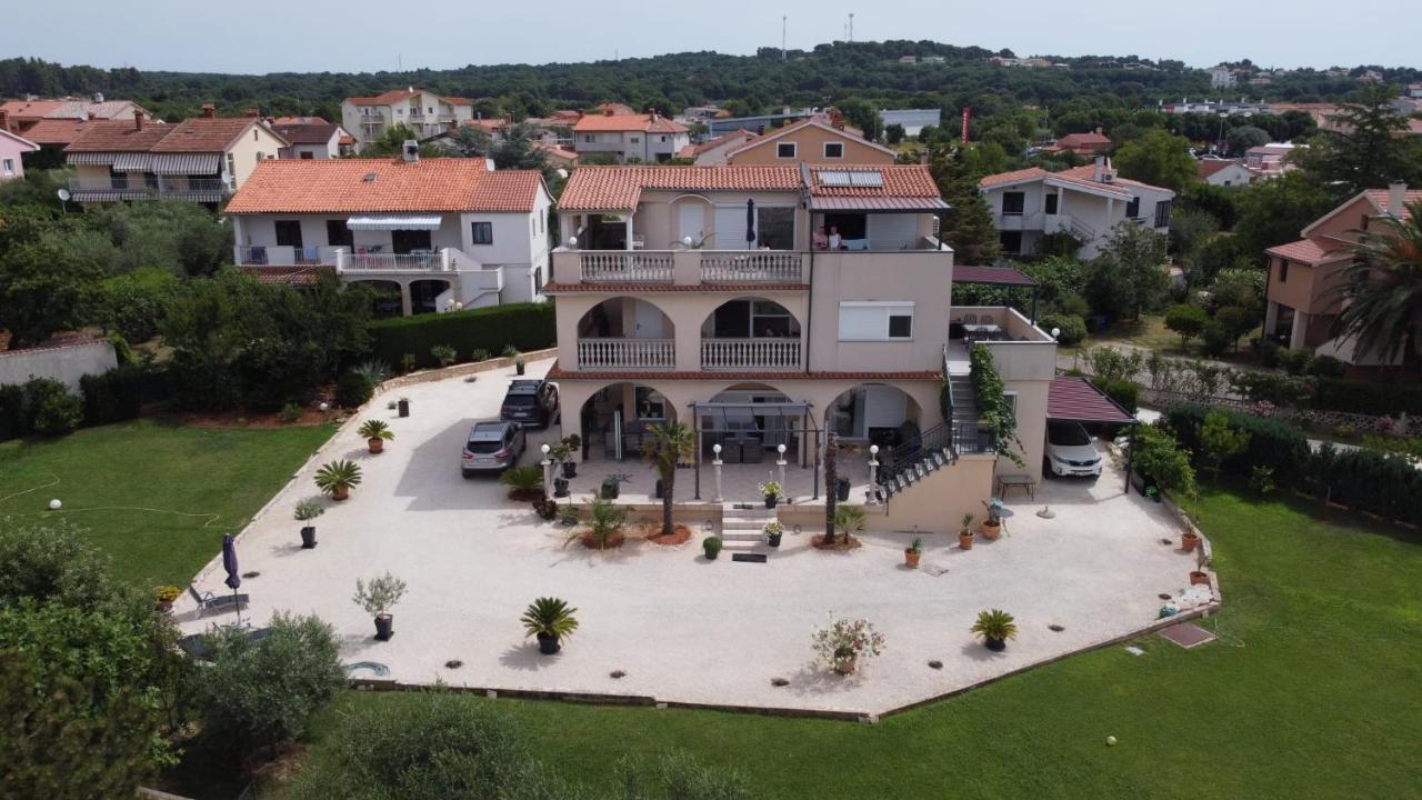 Villa Meli - Apartments Mit Meerblick Medulin Exteriör bild