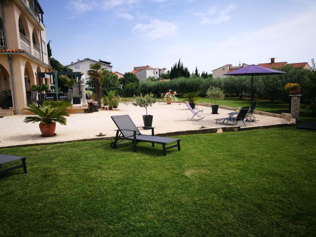 Villa Meli - Apartments Mit Meerblick Medulin Exteriör bild
