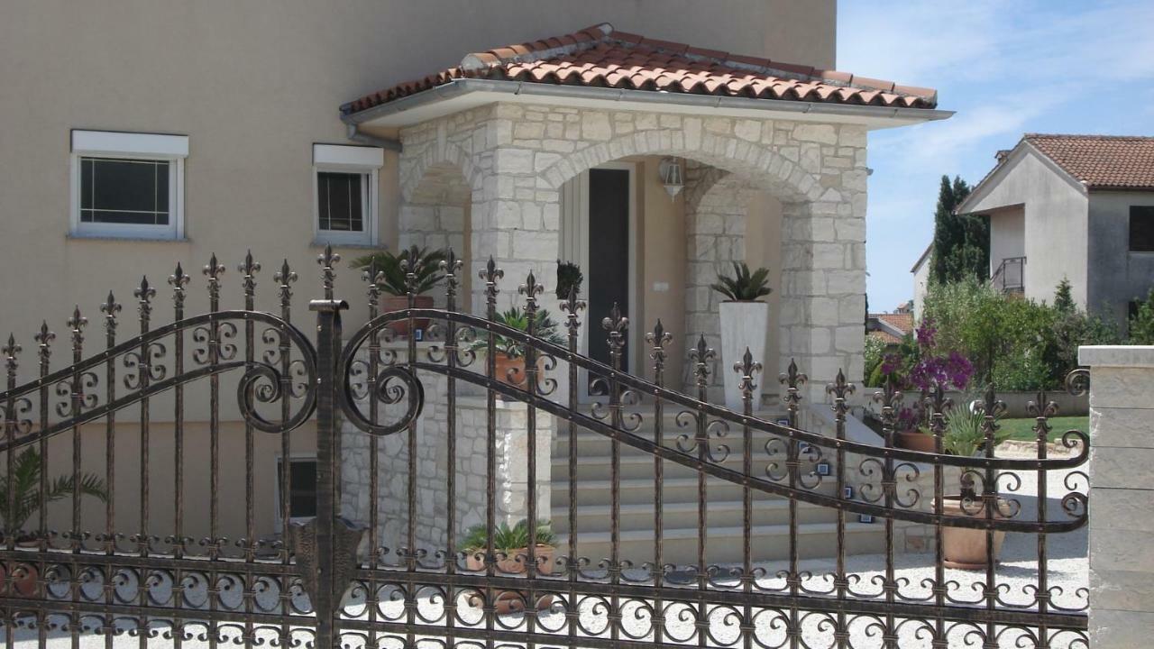 Villa Meli - Apartments Mit Meerblick Medulin Exteriör bild