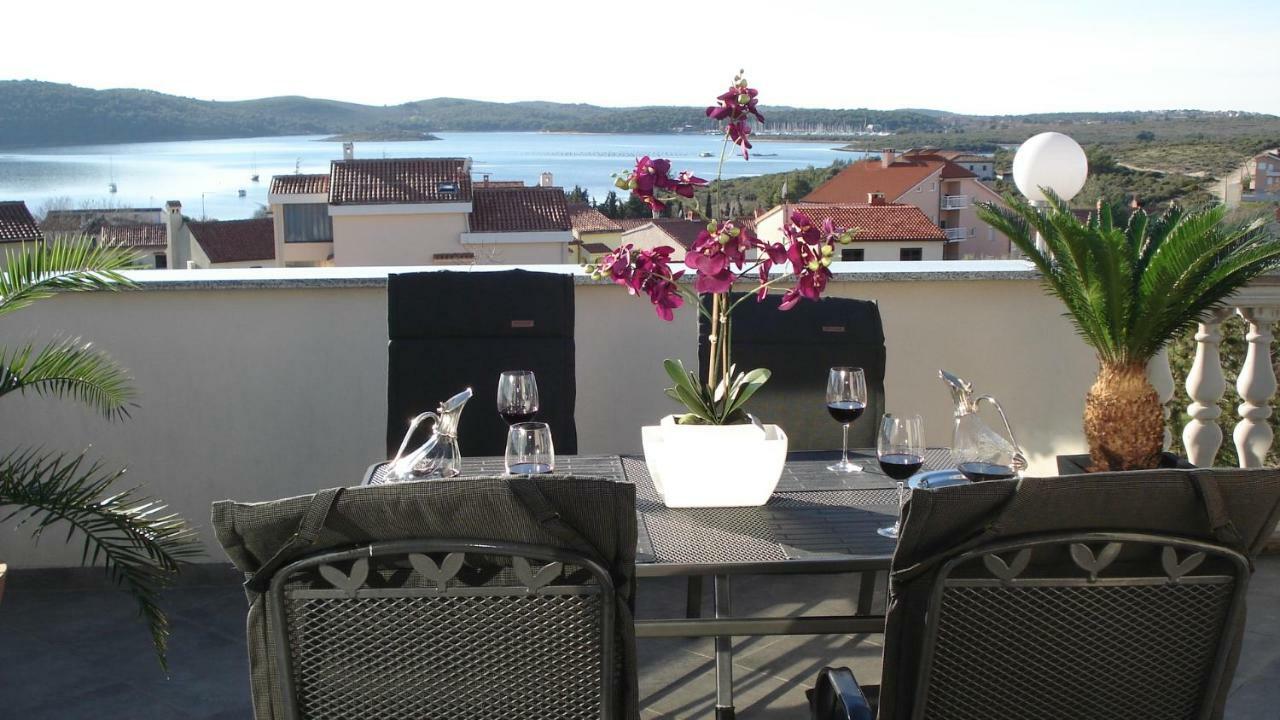 Villa Meli - Apartments Mit Meerblick Medulin Exteriör bild