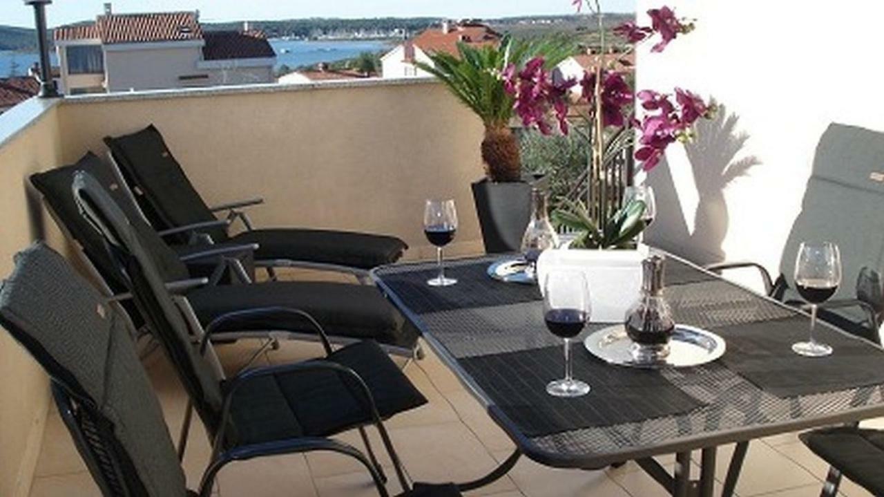 Villa Meli - Apartments Mit Meerblick Medulin Exteriör bild