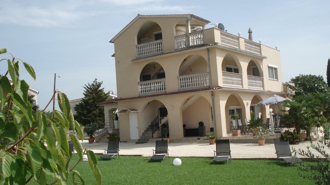 Villa Meli - Apartments Mit Meerblick Medulin Exteriör bild